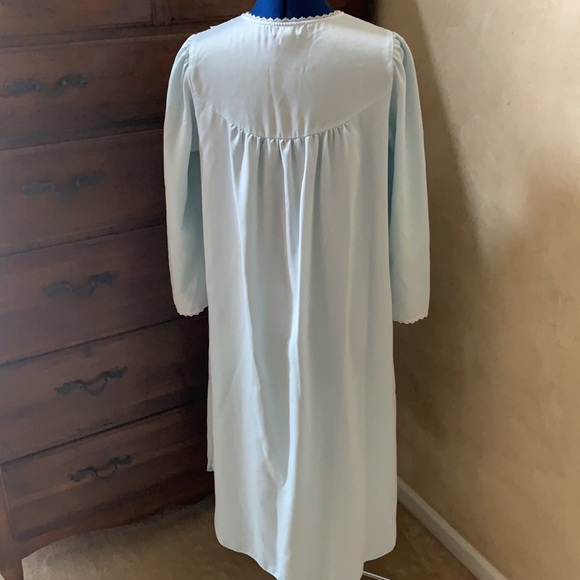 Miss Elaine long-sleeved silky nightgown. - Picture 8 of 13